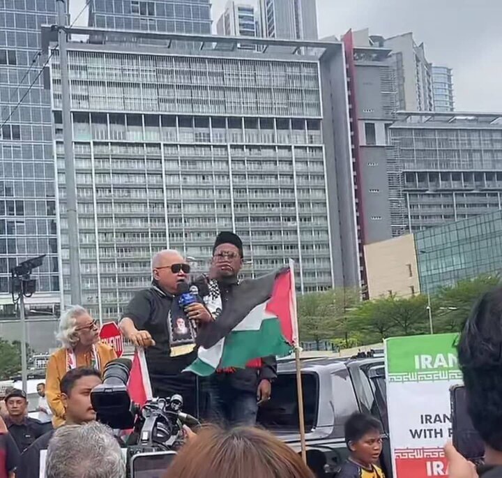 Malezya'da İran'a destek için gösteri düzenledi