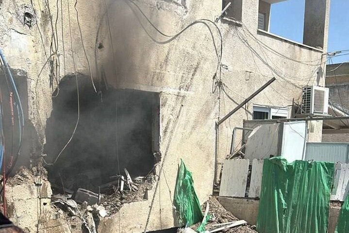 فيديو | مشهد جديد للمبنى الذي استهدفته المسيرة الإيرانية في بيسان المحتلة فيديو | مشهد جديد للمبنى الذي استهدفته المسيرة الإيرانية في بيسان المحتلة