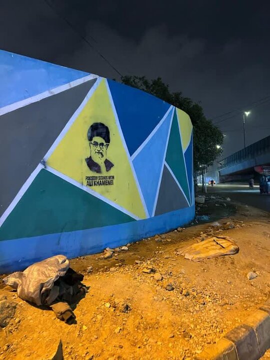 Photos: Pictures of Supreme Leader published in Karachi, Pakistan