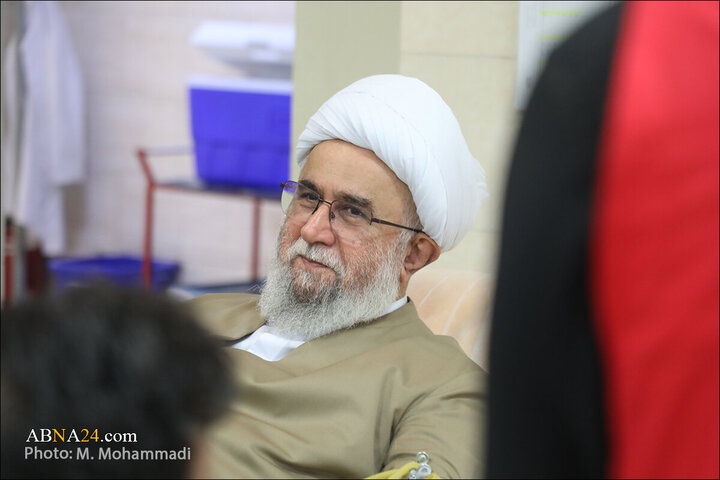 Photos: Ayatollah Ramazani attends Qom Blood Donation Center