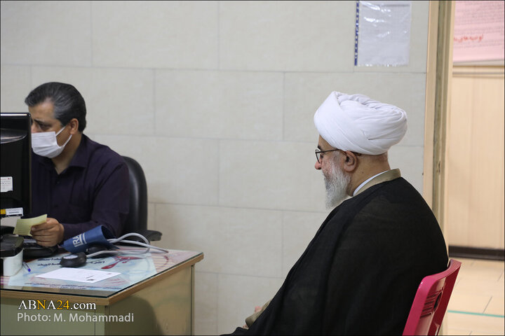 Photos: Ayatollah Ramazani attends Qom Blood Donation Center