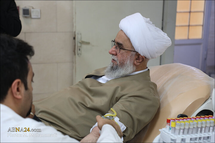 Photos: Ayatollah Ramazani attends Qom Blood Donation Center