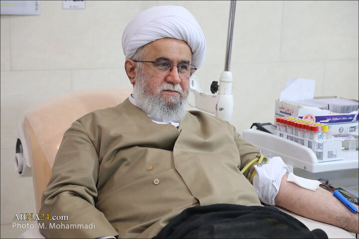 Photos: Ayatollah Ramazani attends Qom Blood Donation Center