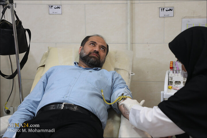 Photos: Ayatollah Ramazani attends Qom Blood Donation Center