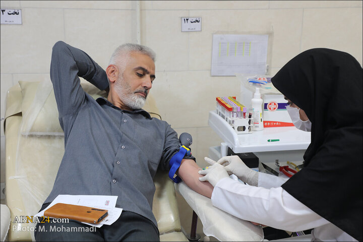 Photos: Ayatollah Ramazani attends Qom Blood Donation Center