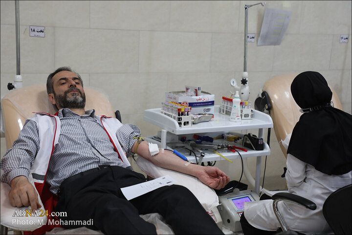 Photos: Ayatollah Ramazani attends Qom Blood Donation Center
