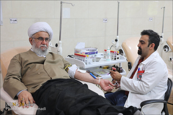 Photos: Ayatollah Ramazani attends Qom Blood Donation Center