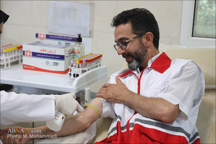 Photos: Ayatollah Ramazani attends Qom Blood Donation Center