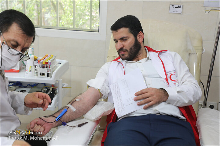 Photos: Ayatollah Ramazani attends Qom Blood Donation Center
