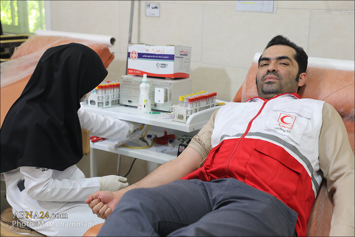 Photos: Ayatollah Ramazani attends Qom Blood Donation Center