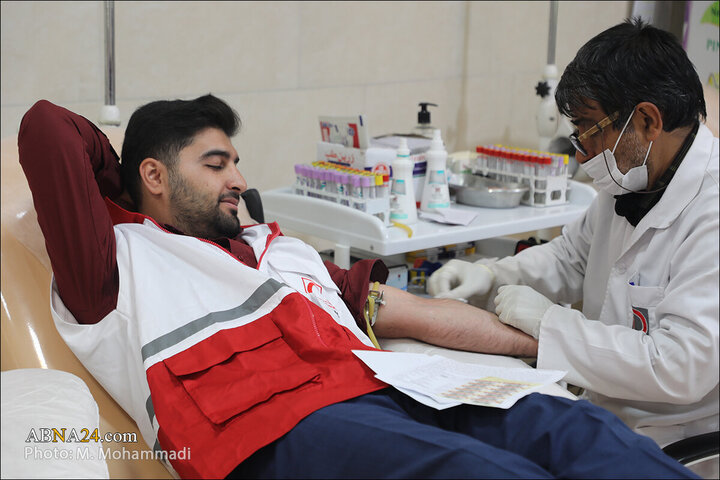 Photos: Ayatollah Ramazani attends Qom Blood Donation Center