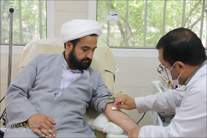 Photos: Ayatollah Ramazani attends Qom Blood Donation Center