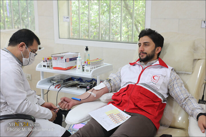 Photos: Ayatollah Ramazani attends Qom Blood Donation Center