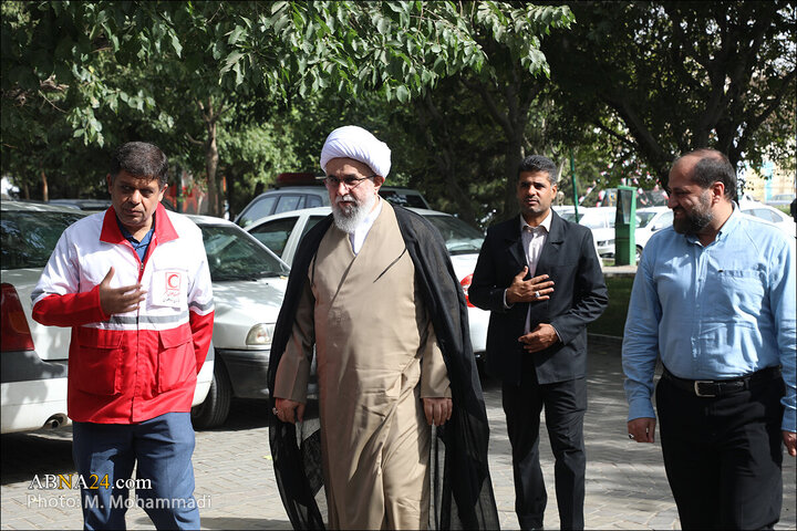 Photos: Ayatollah Ramazani attends Qom Blood Donation Center