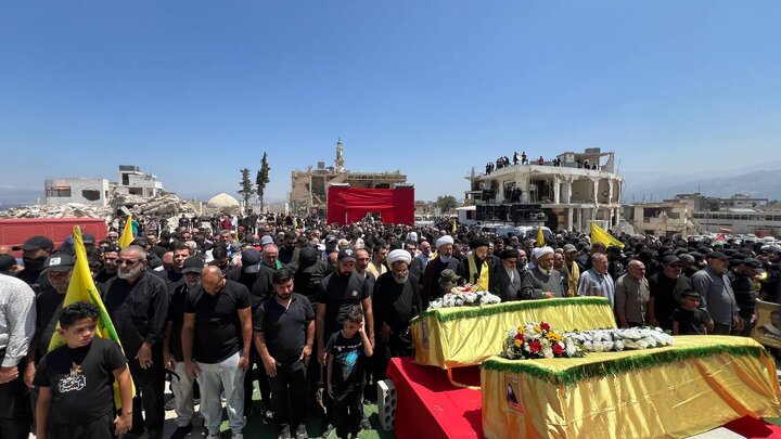 جماهير المقاومة يشيّعون الشّهيد محمد علي خشيش وشقيقته في مدينة الخيام جنوب لبنان