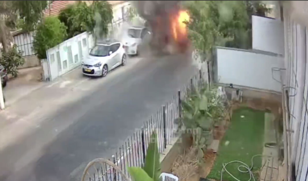 فيديو | لحظة سقوط صاروخ إيراني في تل أبيب صباح اليوم