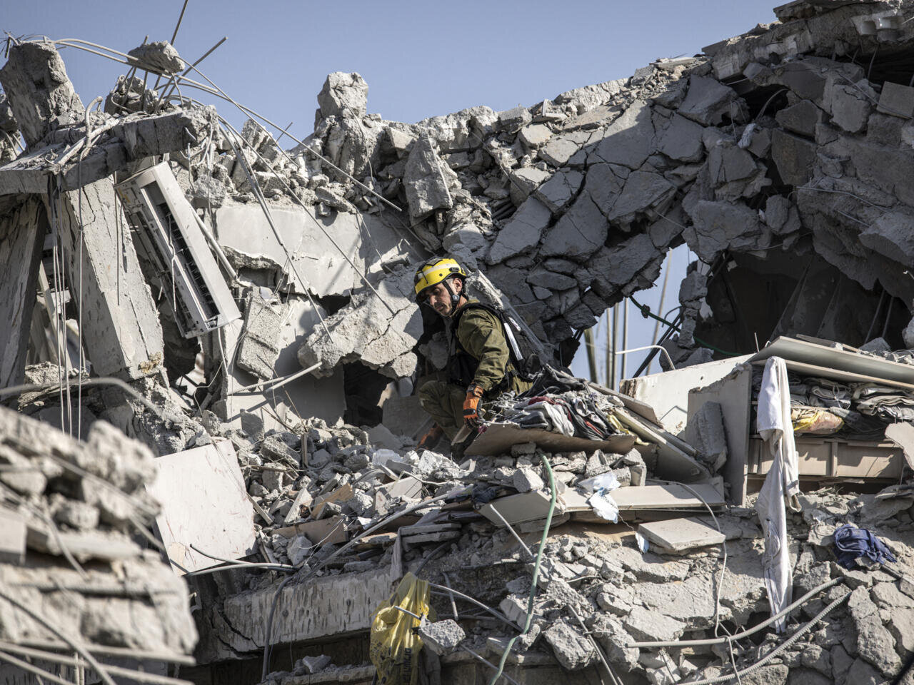 فيديو |  آثار الدمار في محيط أحد المواقع التي سقطت فيها صواريخ إيرانية