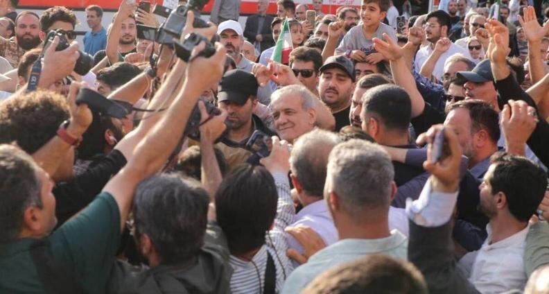 حضور دکتر پزشکیان در تجمع مردمی در میدان انقلاب تهران + ویدیو