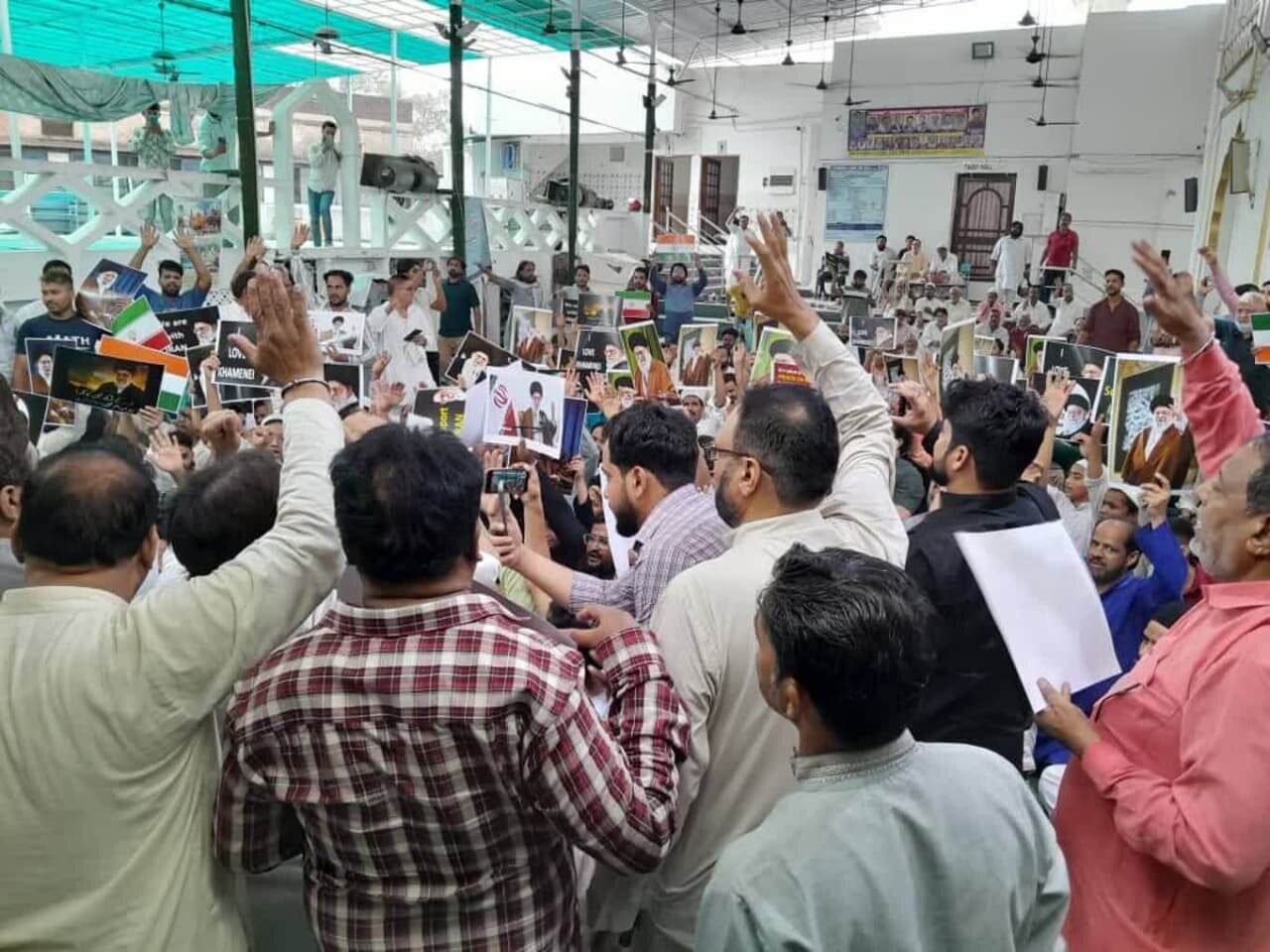 ہندوستان میں مظاہرہ ہندوستان میں مظاہرہ
