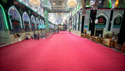 تقرير مصور / مع قرب حلول شهر محرم الحرام.. فرش أرضية الصحن الحسيني الشريف بالسجاد الأحمر