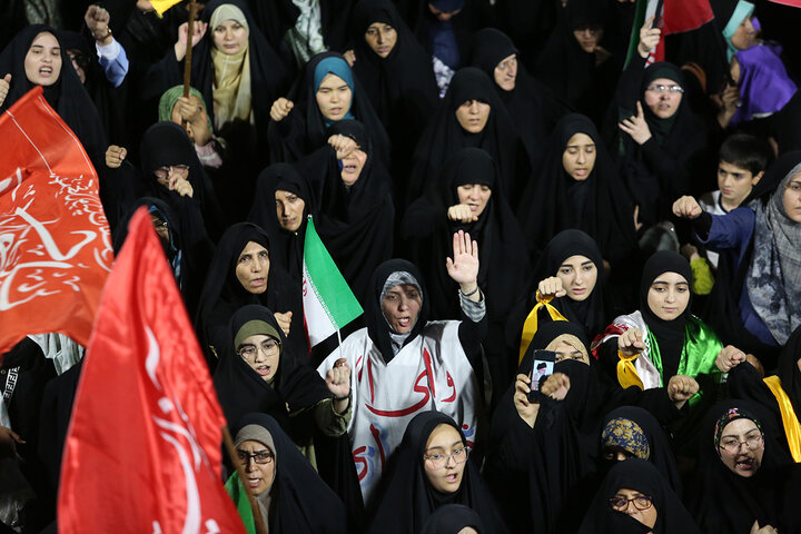 گزارش تصویری | اعلام انزجار و فریاد انتقام مردم قم علیه تجاوز آمریکا به خاک ایران