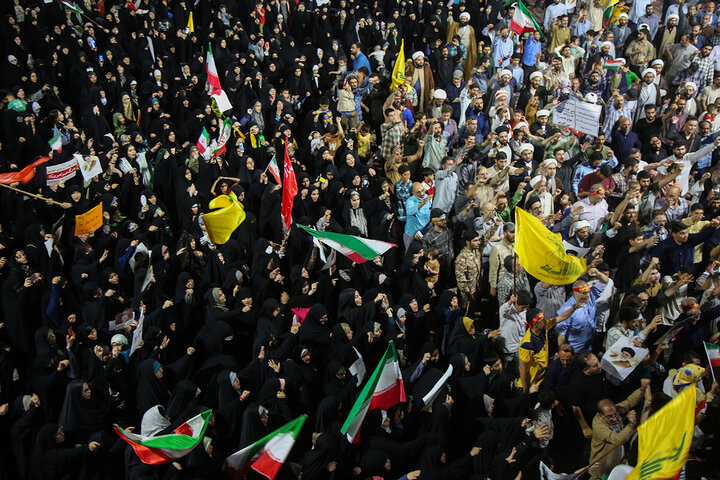 گزارش تصویری | اعلام انزجار و فریاد انتقام مردم قم علیه تجاوز آمریکا به خاک ایران