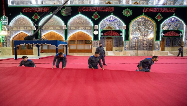 مفروش کردن حرم امام حسین(ع) در آستانه ماه محرم