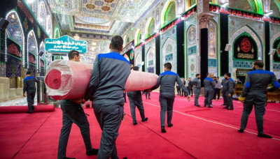 مع قرب حلول شهر محرم الحرام.. فرش أرضية الصحن الحسيني الشريف بالسجاد الأحمر