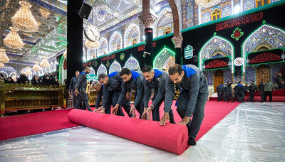 مع قرب حلول شهر محرم الحرام.. فرش أرضية الصحن الحسيني الشريف بالسجاد الأحمر