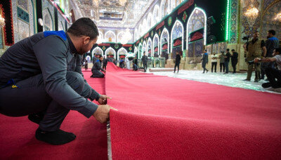 مع قرب حلول شهر محرم الحرام.. فرش أرضية الصحن الحسيني الشريف بالسجاد الأحمر