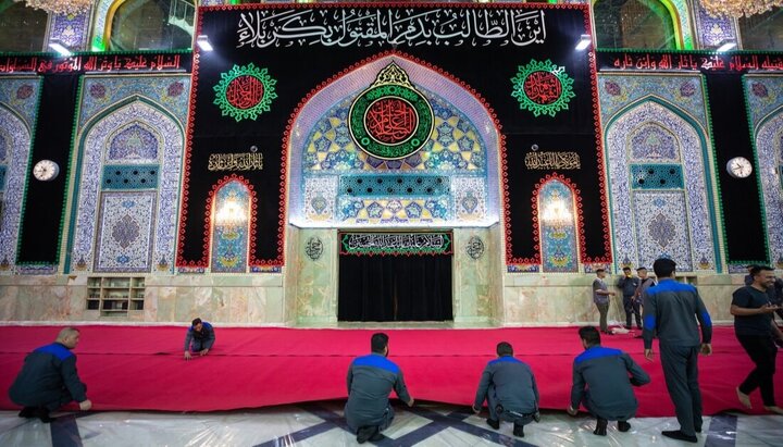 مع قرب حلول شهر محرم الحرام.. فرش أرضية الصحن الحسيني الشريف بالسجاد الأحمر