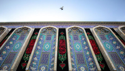 مرقد الإمام الحسين (ع) يكتسي بالسواد إيذانًا بقدوم شهر محرم الحرام