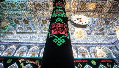 مرقد الإمام الحسين (ع) يكتسي بالسواد إيذانًا بقدوم شهر محرم الحرام