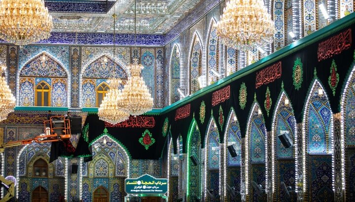 مرقد الإمام الحسين (ع) يكتسي بالسواد إيذانًا بقدوم شهر محرم الحرام