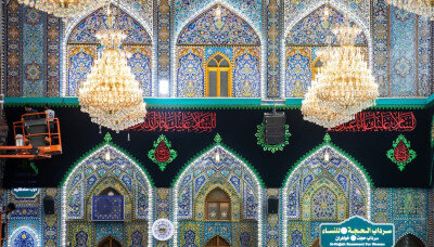 مرقد الإمام الحسين (ع) يكتسي بالسواد إيذانًا بقدوم شهر محرم الحرام