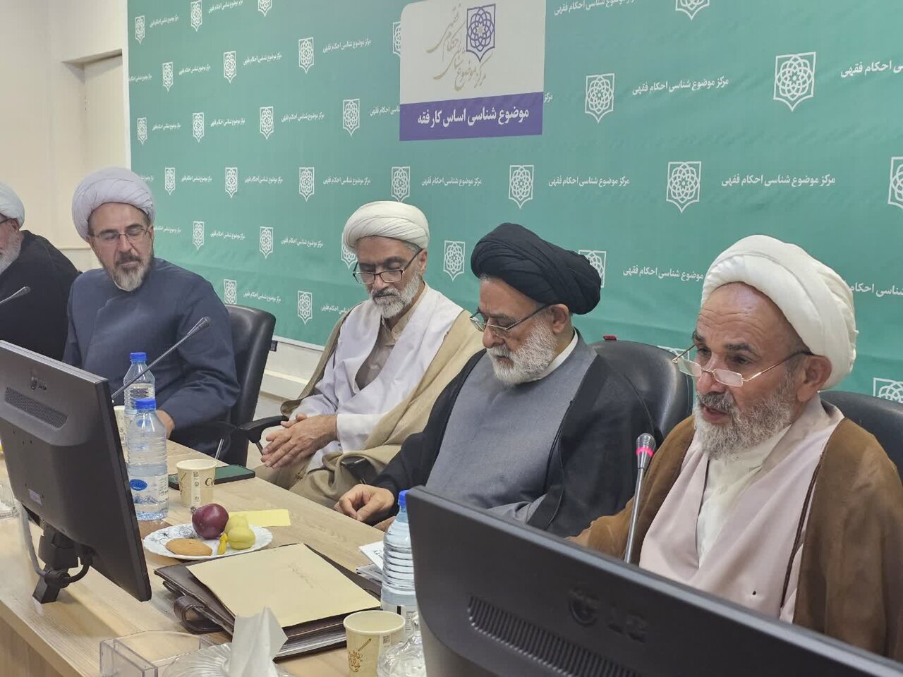 تهدید مقامات مذهبی و سران کشوری از نظر فقه و حقوق در قم مورد بررسی قرار گرفت + تصاویر