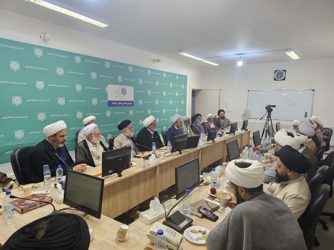 تهدید مقامات مذهبی و سران کشوری از نظر فقه و حقوق در قم مورد بررسی قرار گرفت + تصاویر