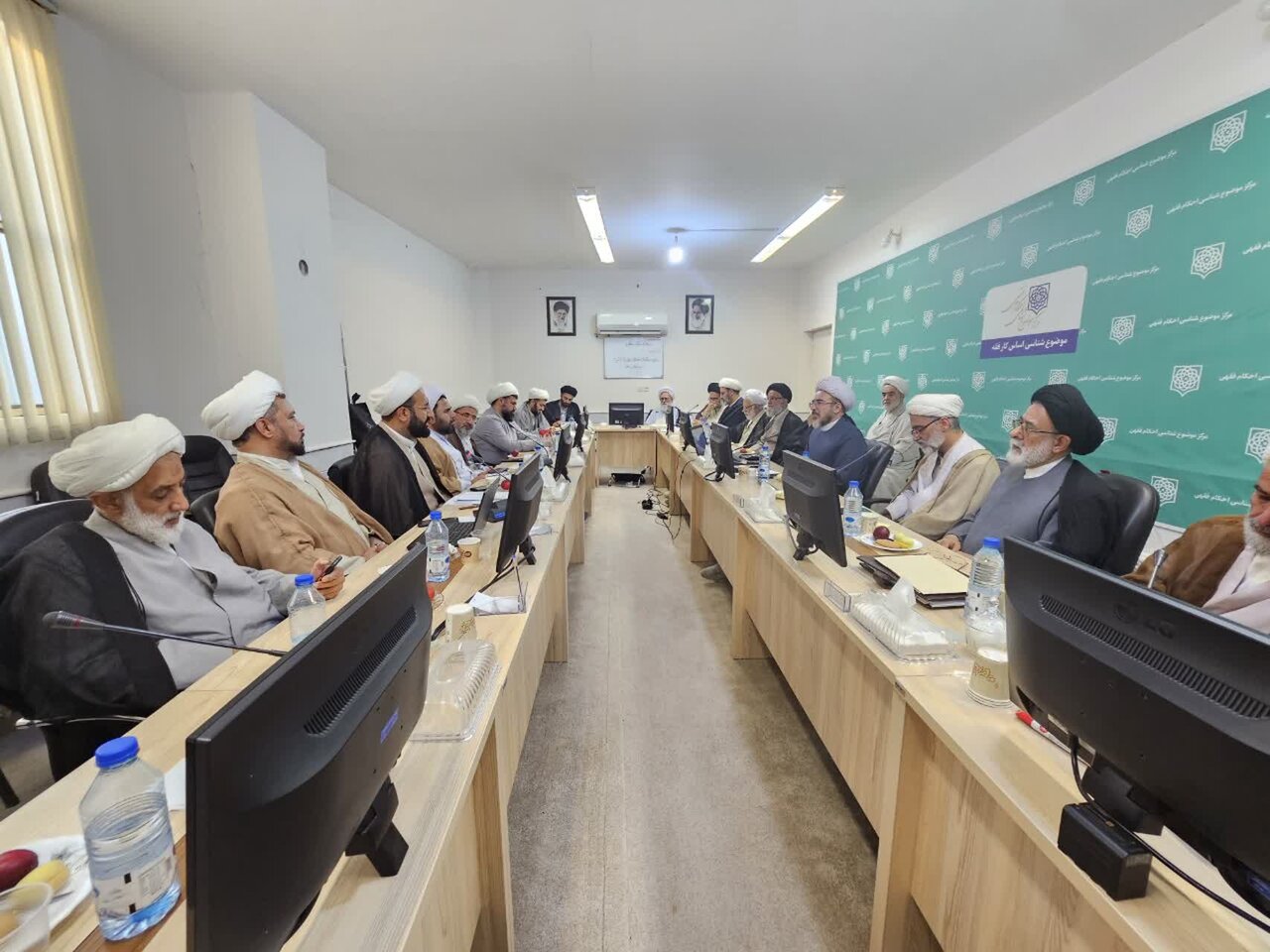 تهدید مقامات مذهبی و سران کشوری از نظر فقه و حقوق در قم مورد بررسی قرار گرفت + تصاویر