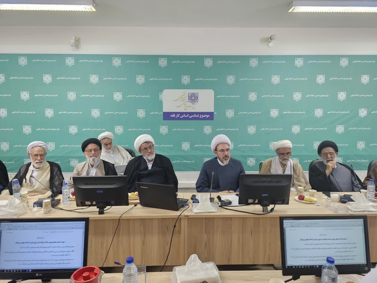 تهدید مقامات مذهبی و سران کشوری از نظر فقه و حقوق در قم مورد بررسی قرار گرفت + تصاویر