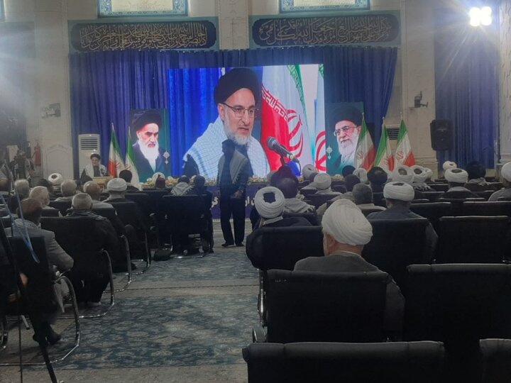پرچم ایران اسلامی در کنار پرچم اباعبدالله(ع) در سردر هیئات مذهبی نصب شود