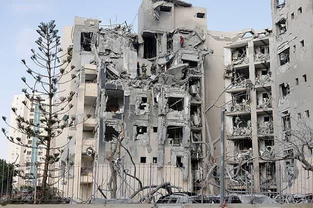 تقرير مصور/ دمار كبير خلفه صاروخ إيراني في منطقة بتل أبيب