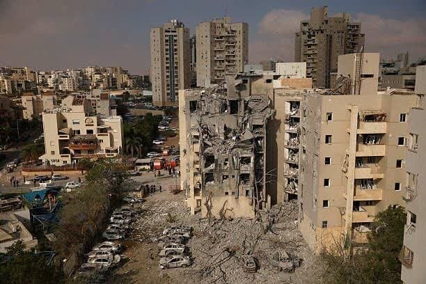 تقرير مصور/ دمار كبير خلفه صاروخ إيراني في منطقة بتل أبيب