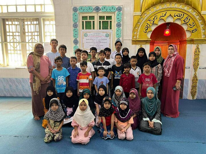 မြန်မာနိုင်ငံလုံးဆိုင်ရာ ရှီအဟ် မွတ်စလင်မ် အဖွဲ့ချုပ်ဘက်မှ ပညာရေးအထောက်အပံ့ပေးအပ်ပွဲ ပြည်မြို့ တွင် အခမ်းအနား ကျင်းပ ။ Photos