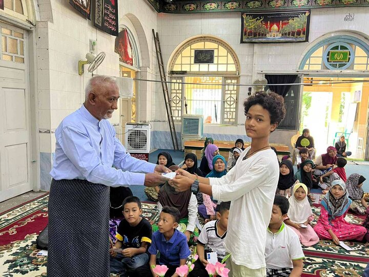 မြန်မာနိုင်ငံလုံးဆိုင်ရာ ရှီအဟ် မွတ်စလင်မ် အဖွဲ့ချုပ်ဘက်မှ ပညာရေးအထောက်အပံ့ပေးအပ်ပွဲ ပြည်မြို့ တွင် အခမ်းအနား ကျင်းပ ။ Photos