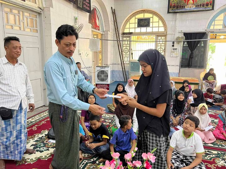 မြန်မာနိုင်ငံလုံးဆိုင်ရာ ရှီအဟ် မွတ်စလင်မ် အဖွဲ့ချုပ်ဘက်မှ ပညာရေးအထောက်အပံ့ပေးအပ်ပွဲ ပြည်မြို့ တွင် အခမ်းအနား ကျင်းပ ။ Photos