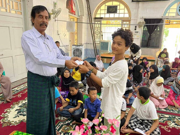 မြန်မာနိုင်ငံလုံးဆိုင်ရာ ရှီအဟ် မွတ်စလင်မ် အဖွဲ့ချုပ်ဘက်မှ ပညာရေးအထောက်အပံ့ပေးအပ်ပွဲ ပြည်မြို့ တွင် အခမ်းအနား ကျင်းပ ။ Photos