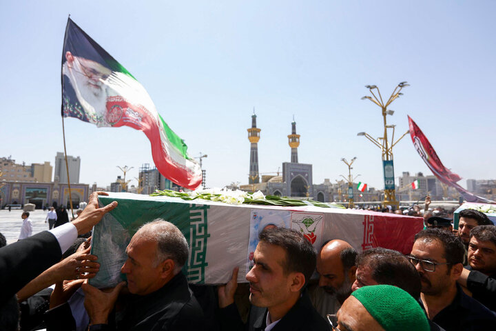 گزارش تصویری | تشییع و تدفین شهدای حمله تروریستی رژیم صهیونسیتی در حرم رضوی