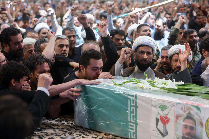 گزارش تصویری | تشییع و تدفین شهدای حمله تروریستی رژیم صهیونسیتی در حرم رضوی