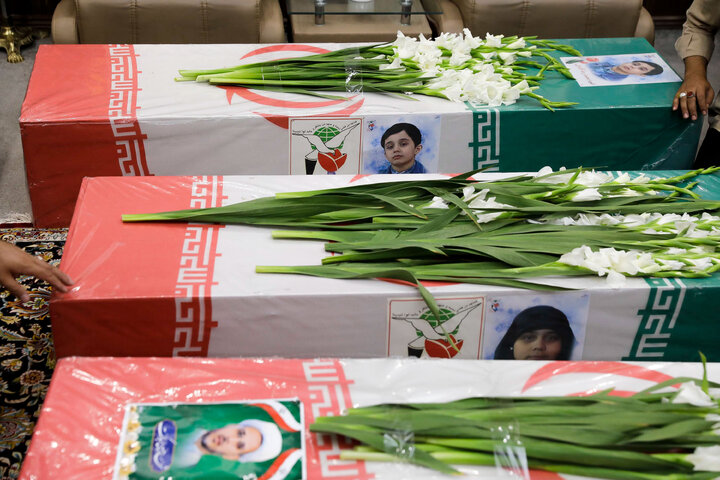 گزارش تصویری | تشییع و تدفین شهدای حمله تروریستی رژیم صهیونسیتی در حرم رضوی