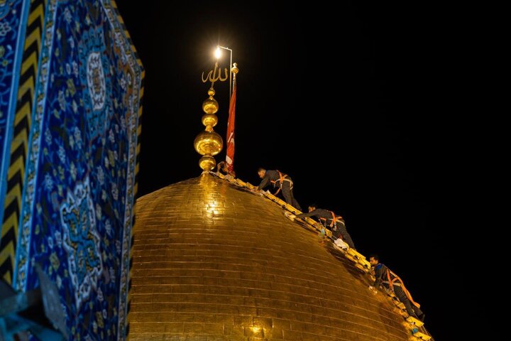 عکس خبری | غبارروبی گنبد طلای حرم امام حسین(ع) در آستانه محرم